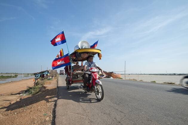 Kambodschanische Mönche und Novizen auf einem Tuktuk mit buddhistischen Fahnen und Nationalflaggen Kambodschas bei einem Demonstrationszug, Kampong Cham Provinz, Kambodscha, Asien iblolf03854683.jpg