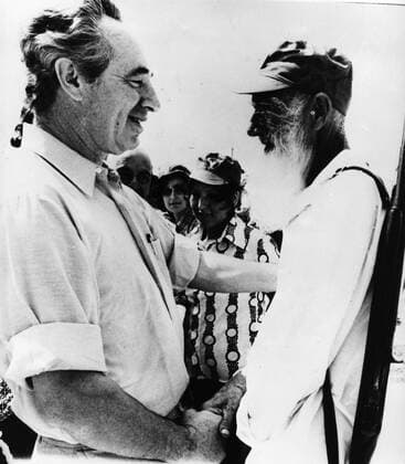 SHIMON PERES meets elder fighter London UK  - ZUMAk09
