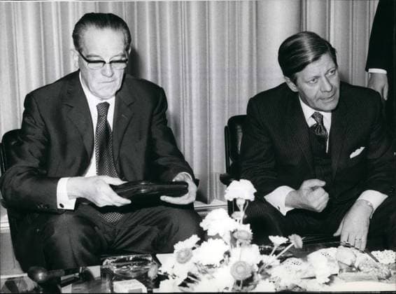 Nov. 11, 1972 - Coalition negotiations between SPD and FDP In the absence of Willy Brandt (who is ill), the negotiations between the FDP and the SPD took place on 28.11. Under the chairmanship fo FDP leader and Foreign minister Walter Scheel. Questions of future policy towards industry and finance were discussed. Ops: The chairman of the SPD Parliamentary party, Herbert Wehner (left) and Industry and Finance minister Helmut Schmidt.  - ZUMAk09