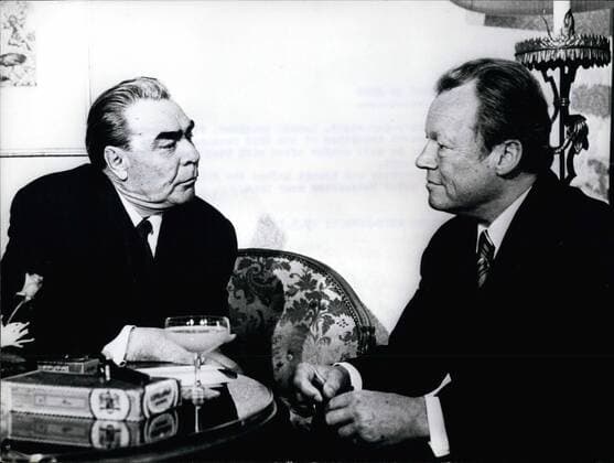 May 05, 1973 - Brezhnev in Bonn: For a five-day-visit, Leonid Brezhnev, first secretary of the central committee of the USSR Communist Party arrived in Bonn. he will confer often with West German Chancellor Willy Brandt. Photo shows Brezhnev and Brandt before the first conversation in the hotel Petersberg near Bonn.  - ZUMAk09