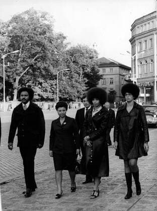 Berühmte Feministinnen, Angela Davis Sep. 20, 1972 - Sofia, Bulgaria - Activist ANGELA DAVIS walking with FRANKLIN ALEXANDER, ELENA LAGADINOVA and KENDRA ALEXANDER, during her visit to Bulgaria. Sofia Bulgaria  - ZUMAk09
