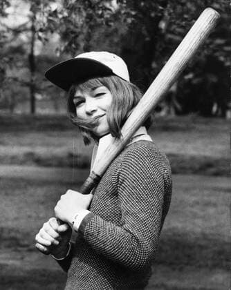 OSCARS. Beste Hauptdarstellerin. Preisträgerinnen 1971-1980 May 11, 1972 - London, England, U.K. - Actress GLENDA JACKSON poses with a baseball bat and hat, while filming a scene of her upcoming movie, A Touch of Class, in Hyde Park. London United Kingdom  - ZUMAk09