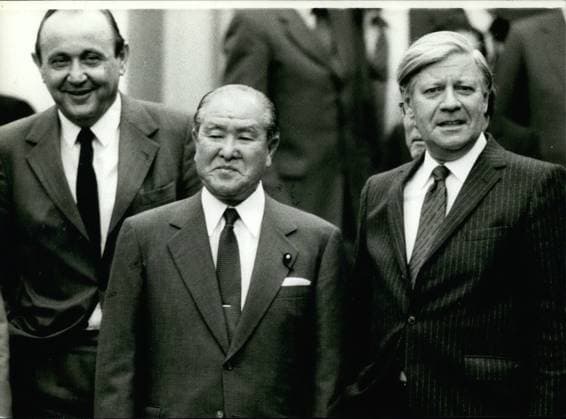 Jun. 09, 1981 - June 9th . 11th 1981: Japanese Prime Minister Suzuki visits Hamburg West Germany . The Hanseatic town Hamburg has been the first stage of a journey lasting twelve days and during that time the Japanese Prime Minister Zenko Suzuki will visit six European countries. The visit of the Japanese Prime Minister essentially intended for discissions with West Gemany s Chancellor Helmut Schmidt in the guest house of the senate, After visitong the chamber of Commerce and the Japanese school in Hamburg Suzuki continues his journey to Rome. OPS The West German Foreign Minister Hans DIetrich Genscher (1.) , the Japanese Prime Minister Zenko Suzuki (m.) and West Germany s Chancellor Hemut Schmidt (r.  - ZUMAk09
