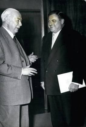 German president Prof. Heuss (Heuss) left) givs the news minister of defence, Franz Josef Strauss (Strauss) thee nomination  - ZUMAk09