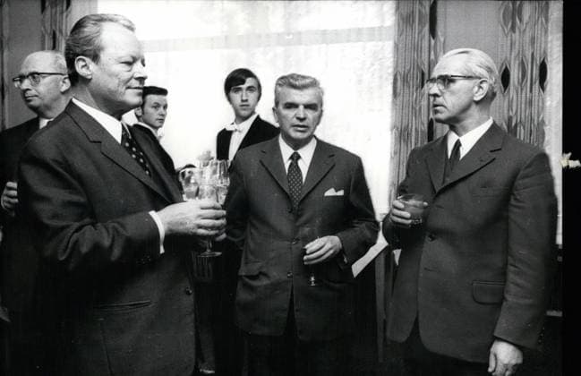 Dec. 16, 2011 - Brandt - Stoph Meeting at Kassel The Chiefs of government of the two german states,Willy BRANDT and Willi STOPH,met at Kassel for their 2nd talk.The talks were held at Wilhelmshoehe castle. Our photo shows West-German Chancellor Willy BRANDT (left) with East German Prime Minister Willy STOPH (right) and the Minister President of Hesse,Albert OSSWALD (ctr), during a cocktail talk before starting of talks. Keystone Frankfurt 21-5-70  - ZUMAk09