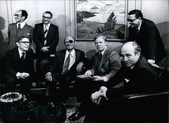 Israeli Foreign Minister Moshe Dayan In The FRG: For a visit of three days the Israeli Foreign Mininster Moshe Dayan came in the Federal Republic of Gemany. In Bonn and Hamburg he met leading states-men, e.g. the Federal President Scheel, Chancellor Schmidt, and also chairmen of the different German parties, i.e. Brandt, Kohl and Strauss. They spoke about the last events in the Near East after the visit of the Egyptian President of State Anwar el Sadat and of the preparations of the Geneva Middle East conference. Photo shows The Israeli Ambassador to Bonn Yohanan Meroz, Foreign Minister Moshe Dayan, Federal Chancellor Helmut Schmidt, the Ambassador of the FRG to Israel Klaus Schuetz (in the background) and the Minister of economic affairs Otto Graf Lambsdorff (f.l.t.r.  - ZUMAk09