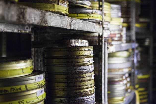 In einem Kreuzberger Keller werden 20.000 alte Filmrollen geborgen. Schlesische Str. 29 30