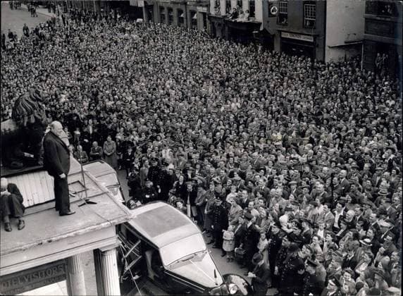 Winston Churchill für Gründung der «Vereinigten Staaten von Europa», 75. Jahrestag am 19. September Jun. 25, 1945 - The Prime Minister, Mr. Winston Churchill, regins his elections Campaign Tour. Photo shows Mr. Churchill addressing the crowd from the balcony of the Red Lion Hotel, High Wycombe, the same balcony from which more than a century ago, Benjamin Disrael jumped to make his first election speech.  - ZUMAk09