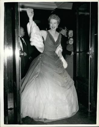 Nov. 11, 1953 - Last Night s Premiere of the Film - Julius Caesar at the Carlton Cinema Haymarket - Photo Shows - Miss Greer garson, One of the Sters of the Film, Waves to the Cheering crows when she arrived for the Premiere last night.  - ZUMAk09