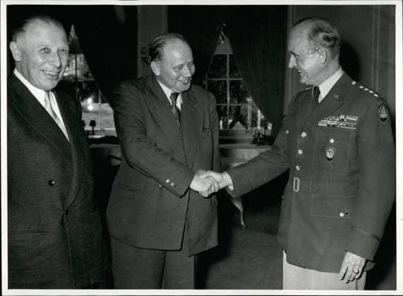 May 26, 1955 - General Gr?nther in Bonn... The Supreme Allied Commander in Europe, General Gr?nther, was the guest of the Assembly of Foreign Press on Thursday in Bonn. General Gr?nther took part in a meal hosted by the assembly in the electoral house La Redoute in Bad Godesberg. Earlier he had led talks with future Defense Minister Theodor Blank(middle) and General Heusinger(left)  - ZUMAk09
