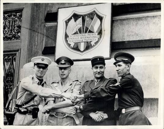 Sep. 15, 1955 - End Of The International Patrol - In Vienna.. Four Soldiers Shake Hands. Photo Shows: Four soldiers of the occupying powers shaking hands outside the headquarters of the Allied High Commission in Vienna - when the International Patrol ended.. Four then years soldiers from each of the four countries have patrolled the Austrian capital.  - ZUMAk09