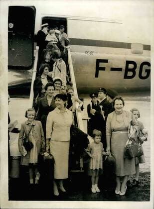 Aug. 08, 1956 - More wive and children arrive from the Suez. Zone. A B.O.A.C. Airliner arrived at London Airport this morning with staff families of the Shell Oil Company - flown from Cairo - in view of the Suez Canal Crisis. Photo shows some of the families on arrival at London Airport this morning from Cairo.  - ZUMAk09