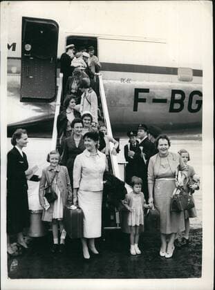 Aug. 08, 1956 - More Wives And Children Arrive From The Suez Zone. A.B.O.A.C. Airliner arrived at London Airport with staff families of the Shell Oil Company - flown from Cairo - in view of the Suez Canal Crisis. Keystone Photo Shows:- Some of the families on arrival at London Airport from Cairo.  - ZUMAk09