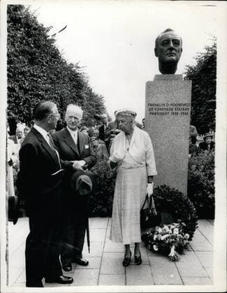 Berühmte Feministinnen, Eleanor Roosevelt Aug. 08, 1956 - Mrs. Eleanor Roosevelt in Copenhagen... sees memorial to her late husband: Mrs. Eleanor Roosevelt - widow of the famous war time President of the United States - seen when she visited the memorial to her late husband - which she see for the first time - during a private visit to Denmark - but is expected to make speeches connected with racial problems.  - ZUMAk09
