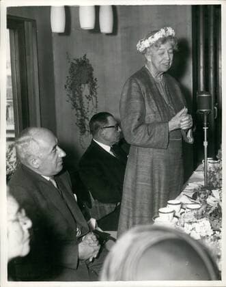 Berühmte Feministinnen, Eleanor Roosevelt May 05, 1957 - Mrs. Eleanor Roosevelt in London. Mrs. Eleanor Roosevelt - the 72 year old widow of the famous Franklin Roosevelt - U.S. President - visited the Royal Festival Hall this afternoon - where she met leaders of the Youth Aliyah the organisation for settling Jewish refugees in Israel. Photo shows Mrs.Roosevelt seen speaking at the festival Hall today, showing Mr. M.Kol, Leader of the Youth Aliyah Organisation in Israel (nearest camera), and Dr. I. Feldman, head of the Organisation in this country.  - ZUMAk09