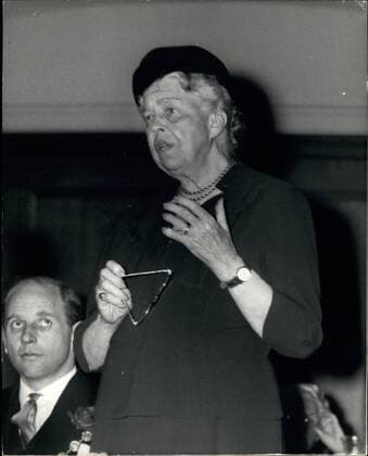 Berühmte Feministinnen, Eleanor Roosevelt Apr. 04, 1959 - Mrs Roosevelt attends anniversary meeting of the W.V.S: Mrs. Eleanor Roosevelt was guest speaker at the 21st. Anniversary Meeting of the Women s Voluntary - Service for Civil Defence - at Church House, Westminster this afternoon. Photo shows Mrs.Roosevelt speaks at the meeting this afternoon.  - ZUMAk09