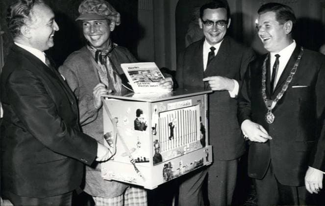Oct. 15, 1966 - Vice Chancellor Dr. Erich Mende is seen here with an organ grinder at the Berlin Sportpalast. Dr. Mende was a guest at the 4th Berlin Theater Week in Bad Godesberg. Pictured from left to right: Dr. Erich Mende, organ grinder, representative of Berlin in Bonn Senator Klaus Sch?tz, and Godesberger mayor Josef Paes.  - ZUMAk09