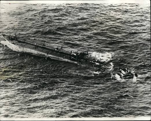 IMAGO History, Ölpreiskrise 1973 Mar. 03, 1978 - Oil Crisis On The Britany Beaches: Disaster To Bird And Marine lives has already arrived on the French Coastline, as a result of the Oil Discharged by the amoco Cadie Oil tanker. Efforts are being made by the local police, aided by volunteers from all over France, with school children on holiday travelling from Paris to help clear the beaches. Photo Shows: The supertanker Amoco Cadiz now wrecked off the Brittany coast.  - ZUMAk09