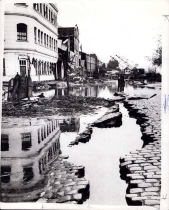 Apr. 06, 1960 - Thousands Die in Chile Earthquakes. Town Practically Wiped Out. It is estimated that more than three thousands people lost their lives in the series of earthquakes which wrecked vast areas of Chile. The earthquakes brought tidal waves and many volcanoes burst into eruption. Keystone Photo Shows: Scene in a town which was practically wiped out on the other side of Valdivia, during the Chilean earthquake. Picture just received.  - ZUMAk09