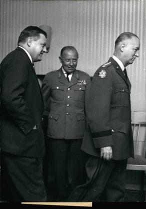 Oct. 10, 1960 - General Eddlemen takes his facewell General Eddleman, Commander-in-Chief of the American forces in Europe, paid a -Farewell visit to German Minister of Defers Strauss in Bonn. OPS. After the photographers had taken their pictures, the. Federal Minister of Defence, Franz-Josef Strauss (STRAUSS) -left- went, together with his guest General Eddleman (right) back to his room. In centre German general Heusinger (HEUSINGER  - ZUMAk09