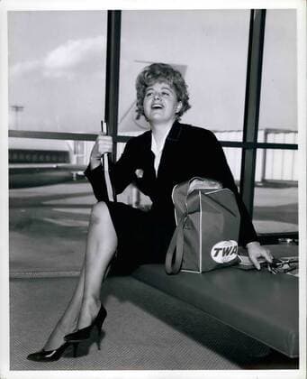 OSCARS: Beste Nebendarstellerin, Preisträgerinnen 1951-1960 Apr. 04, 1962 - Actress shelley Winters is shown after her Arrival by TWA superJet from Los Angeles ,following a hactic,busy 24 hours. Shelly, a one time Academy Award Winner Herself , in ons full day took off from her Broadway show, Night of the Iguana, Jetted to the West Cost for the Academy Award Presentation, sold her home there and Jetted back to resume her role. She spent the time flying back going over her lines for the show.  - ZUMAk09