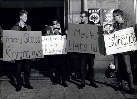 Nov. 19, 1962 - Mende, be hard!.: this and many other claims Nuernberg students had written on demonstration-placards and stood in front of the meeting-place of the leaders of the FDP, the Grandhotel in Nuernberg. The members of the meeting decided the retirement of the 5 FDP-ministers Lenz, Starke, Scheel , Mischnik and Stammberger.  - ZUMAk09