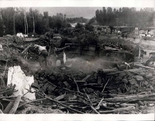 Aug. 25, 1966 - Earthquake scenes from Turkey.: A man searches among the debris after last Friday s earthquake in Eastern Turkey, which struck the provinces of Erzurum, Mus, Bingol and Bitlis - killing 2,300 people rendering 70,000 homeless.  - ZUMAk09