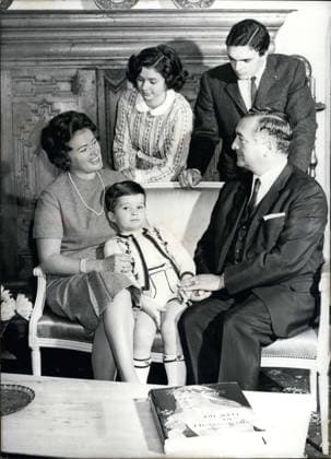 Oct. 24, 1966 - Erich Menda West German s Vice Chancellor & Minister for All-German Affairs, President of the FDP F~~~ Deutsche Parties celebrates his 50th birthday on October 18, 1966. Photo shows Erich Mende with his wife Margot, daughter Manuela & sons Marcus & Matthias (the little one)  - ZUMAk09