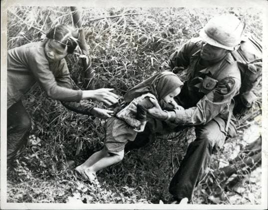 IMAGO History, Vietnamkrieg: 1955-1975 May 05, 1967 - The war in Vietnam. A helping hand: Photo shows a medie of the 1st. Infantry Division (Airmobile), helps a Vietnamese women and child flee the Viet Cong, during the war in Vietnam.  - ZUMAk09