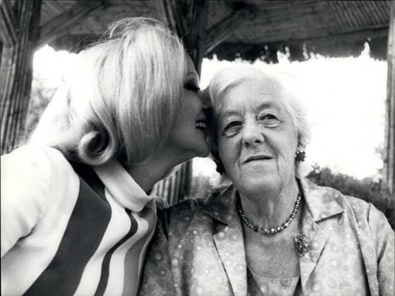 Famous British actress Margaret Rutherford will be a cheat in the film Arabella , co-star Virna Lisi. After the role of Miss Marple , the Agatha Christie s investigator, Margaret Rutherford will be a terrible grandmother of Virna Lisi, as Arabella and, together will cheat many persons. Grandmother and grand-daughter will be, in appearance, very respectable women. The film is directed by Mauro Bolognini. Photo shows Virna Lisi and Margaret Rutherford during the press conference.  - ZUMAk09