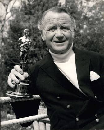 OSCARS. Bester Nebendarsteller. Preisträger 1971-1980 Apr. 30, 1971 - John Mills Return with Oscar and others.: John Mills today returned to London from Hollywood with an Oscar , a Hollywood Golden Globe and a Golden Rose Bowl. The awards are all for his performance as the mis-shapen village freak, Michael, in David Lean s Ryan s Daughter . Photo shows John Mills pictured with his Oscar at his home in Richmond today.  - ZUMAk09