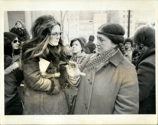 Berühmte Feministinnen, Gloria Steinem Mar. 03, 1975 - International Womens Day - New York City. Gloria Steinem and Paulene Haines - representative of the American Indian Movement, member of the Cherokee Nation. New York U.S.  - ZUMAk09