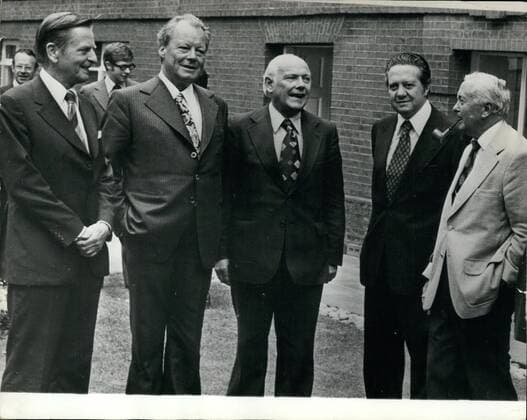 Sep. 09, 1975 - Leading European socialists meet Mr. Wilson to discuss the situation in Portugal. Photo shows pictured in the garden of No. 10 Downing Street today are (L to R) Mr. Olof Palme (Swedish Prime Minister); Willy Brandt (German Social Democratic Party); Mr. Joop Den Uyl (Netherlands Prime Minister); Dr. Mario Soares (Portuguese Socialist leader) and Mr. Harold Wilson, Britain s Prime Minister.  - ZUMAk09