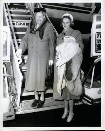 Berühmte Feministinnen, Eleanor Roosevelt Feb. 24, 2012 - Idlewild Airport, N.Y., March 11 - Mrs. Eleanor Roosevelt, Former First Lady, And Her Grandaughter Nina Roosevelt, 16, Prepare To Board A TWA Jetstream To Rome On The First Leg Of A Tour Abroad Returning To The States On April 10. Nina Is The Daughter Of John A. Roosevelt Of Hyde Park, N.Y.  - ZUMAk09