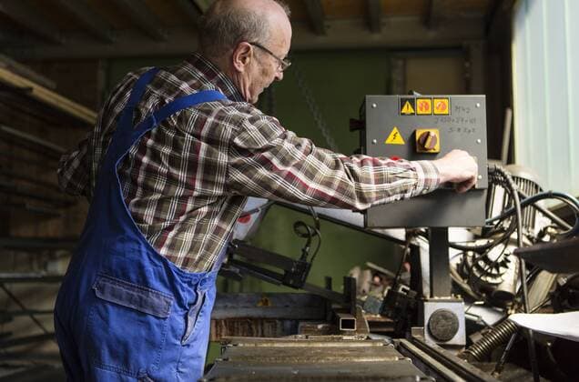 ILLUSTRATION: Ein älterer Herr arbeitet in einem mittelständischen Unternehmen für Maschinenbauteile in Sigmaringen südlich von Stuttgart. An elderly man works in a middle-size company for the machine building industry in Sigmaringen south of Stuttgart. Arbeiten im Alter