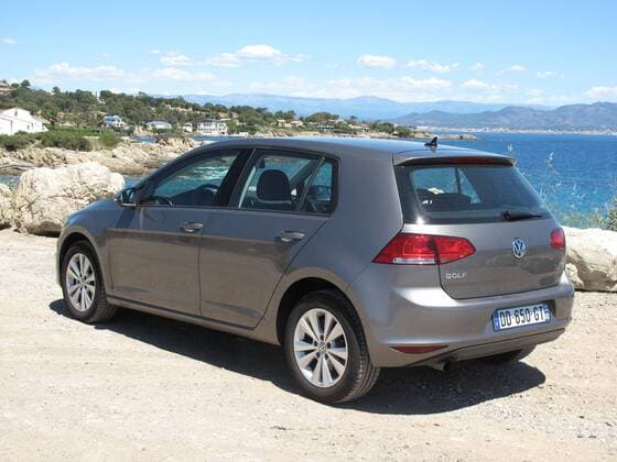 VW Golf Comfortline TDI BlueMotion Technology (7. Generation, VII, Modelljahr 2014, Farbe: Tungsten Silver) an der Küste der Côte d’ Azur, Frankreich.