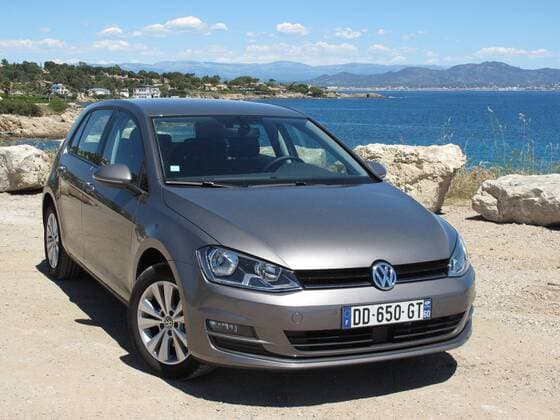 VW Golf Comfortline TDI BlueMotion Technology (7. Generation, VII, Modelljahr 2014, Farbe: Tungsten Silver) an der Küste der Côte d’ Azur, Frankreich.