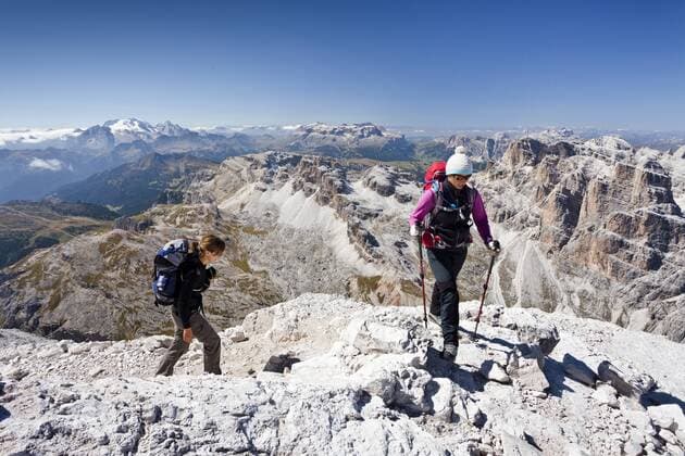 Bergsteiger beim Aufstieg auf die Tofana di Rozes über die Via ferrata Giovanni Lipella, hinten der Sellastock und das Grödnerjoch, links die Marmolata, Dolomiten, Cortina d Ampezzo, Belluno, Venetien, Italien, Europa ibxmbr03949799.jpg