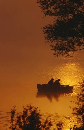 Abtsee mit Fischerboot in der Morgendaemmerung, Deutschland, Berchtesgadener Land, Laufen Abtsee with fishing boots at dawn, Germany, Berchtesgadener Land, Laufen BLW032902
