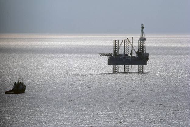 Supply ship and oil rig in Gulf of St. Lawrence, Canada.  acp06612 Barrettx&xMacKay