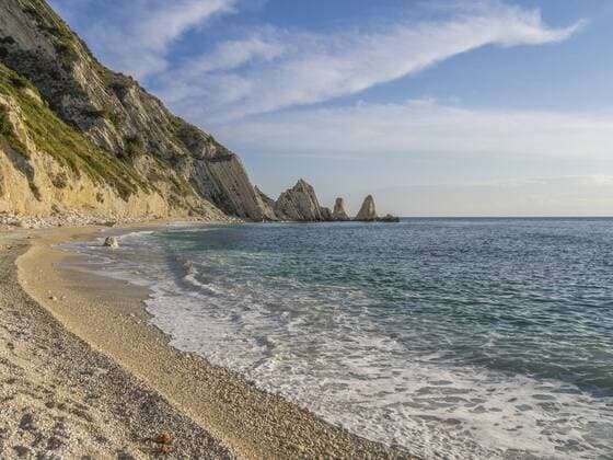  Die zwei Schwestern oder Le Due Sorelle, Strand und Riff, Conero Nationalpark, Marken, Italien, Europa ibxlor03951666.jpg