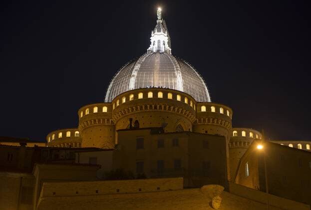  Die Kuppel der Basilika vom Heiligen Haus in Loreto bei Nacht, Loreto, Marken, Italien, Europa ibxlor03951669.jpg