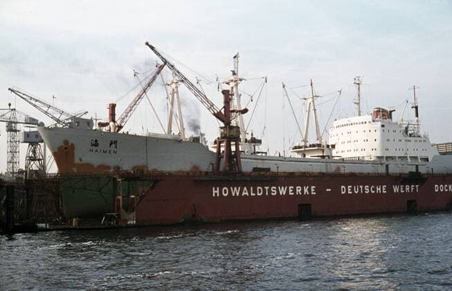 Hafen GER, ca. 1974,Hafenansicht, Schiff-Haimen, China, bei den Howaldtswerken, Deutsche Werft