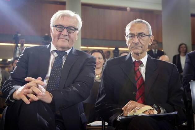 Aussenminister Frank-Walter Steinmeier (SPD) und John Podesta, Sonderberater von Barack Obama nehmen am Freitag (27.06.14) in Berlin in der Bibliothek des Auswärtigen Amtes am Transatlantic Cyber Dialogue teil.