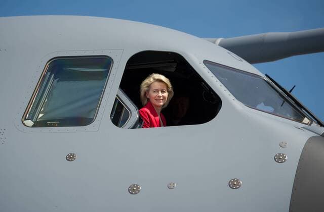 Berlin, Verteidigungsministerin Ursula von der Leyen (CDU) sitzt am Mittwoch (21.05.2014) bei einem Rundgang auf der Internationalen Luft- und Raumfahrtausstellung Berlin (ILA Berlin Air Show) im Cockpit eines Airbus A400M.