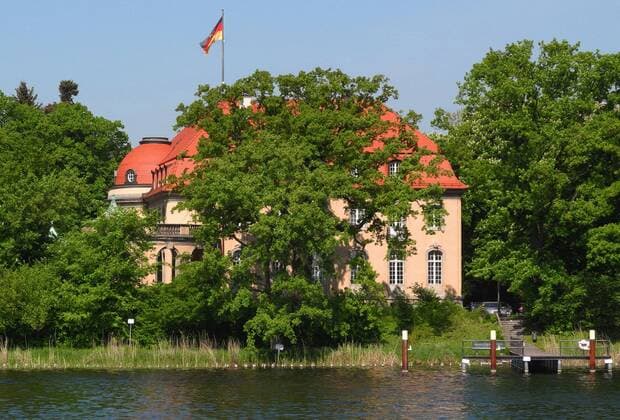 17082014, Berlin Tegel: Blick vom Tegeler See auf die Borsig-Villa , jetzt Gästehaus der Regierung. Heute Treffpunkt zum Ukraine-Konflikt. Foto vom 13.05.2013