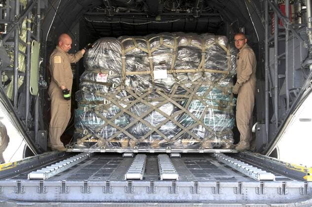 Polnische Soldaten beim Entladen eines Transportflugzeugs voller Hilfsgüter auf dem Flughafen von Erbil im Nord-Irak xSnapshotx xFuturexImage