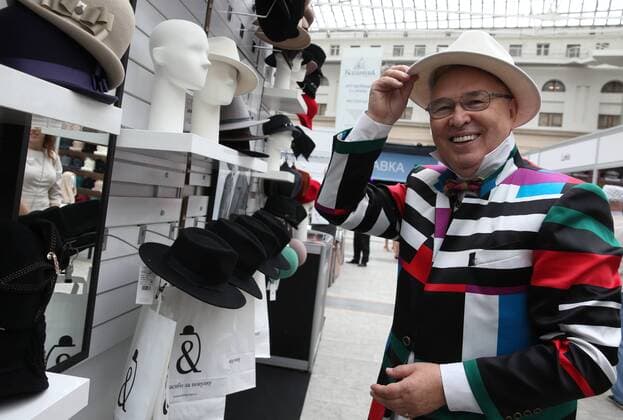 ITAR-TASS: MOSCOW, RUSSIA. AUGUST 18, 2014. Fashion designer Vyacheslav Zaitsev wearing a hat at the 12th International Specialized Exhibition of Headwear Raw Materials and Accessories Chapeau 2014 , at Moscow s Gostiny Dvor.  premiumd RE14D266