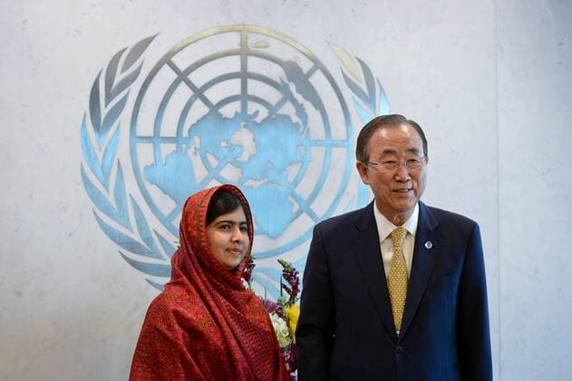 Berühmte Feministinnen, Malala Yousafzai UN Secretary-General Ban Ki-moon (R) poses for a photo with education advocate Malala Yousafzai before a special event marking 500 days of action for the Millennium Development Goals (MDGs), at the UN headquarters in New York, on Aug. 18, 2014. UN Secretary-General Ban Ki- moon on Monday marked 500 days of action until the deadline to reach the Millennium Development Goals, known worldwide as the MDGs. ) UN-NEW YORK-MDG-500 DAYS OF ACTION-BAN KI-MOON-MALALA YOUSAFZAI NiuxXiaolei 