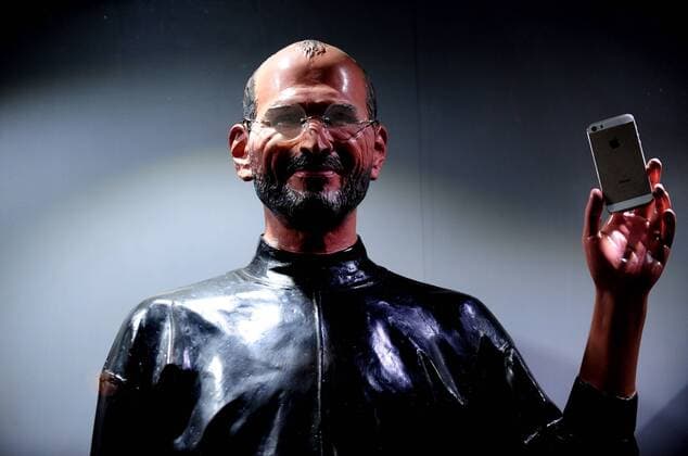 Photo taken on Aug. 18, 2014 shows a wax statue of Steven Jobs at an Apple store in Taiyuan Street in Shenyang, northeast China s Liaoning Province. ) (hpj) CHINA-LIAONING-SHENYANG-WAX STATUE-STEVEN JOBS(CN) ZhangxWenkui 